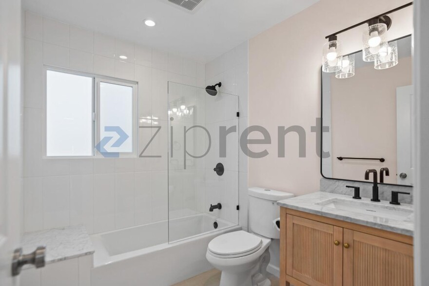 Building Photo - 682 Kern St