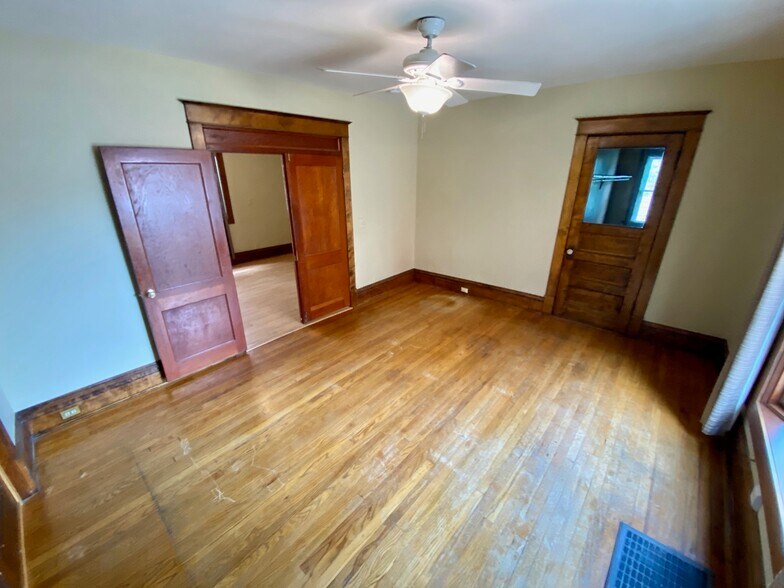 Building Photo - 318 8th St S
