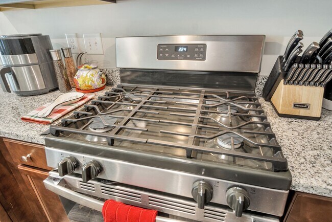 Building Photo - Fully Furnished 3 Bedroom 2.5 Bath Townhom...