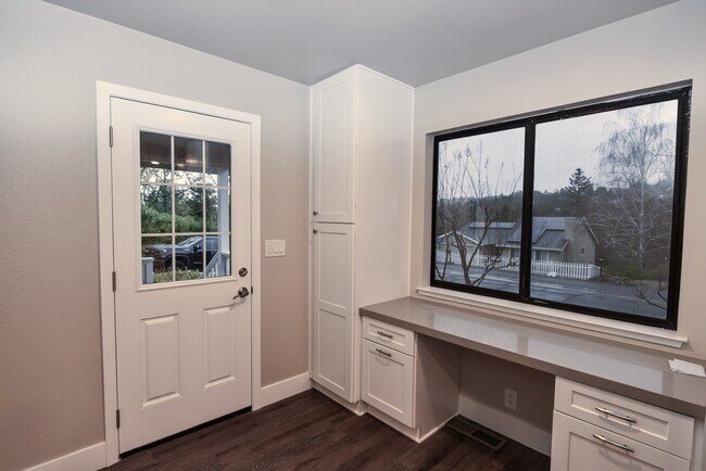 Building Photo - 2455 Knollwood Dr