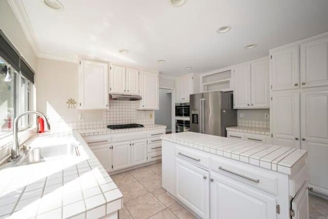 Building Photo - Beautiful 4Br/2.5Ba Home With Private Yard In Shadowridge!!