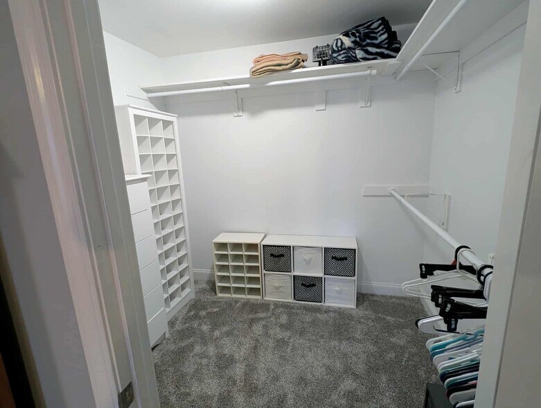 Building Photo - 400 Laurel Leaf Dr