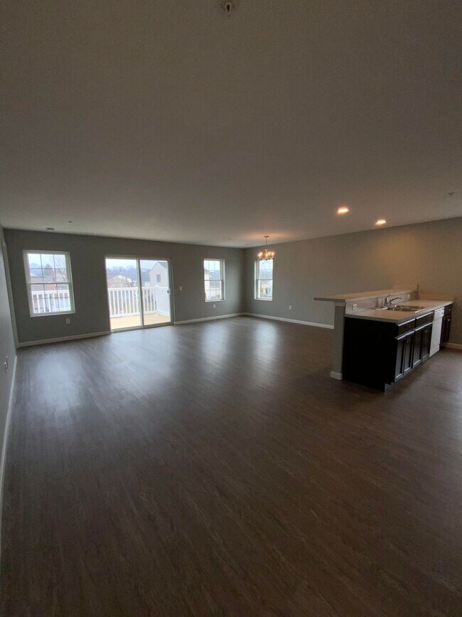 Building Photo - 200 Larkspur Ln