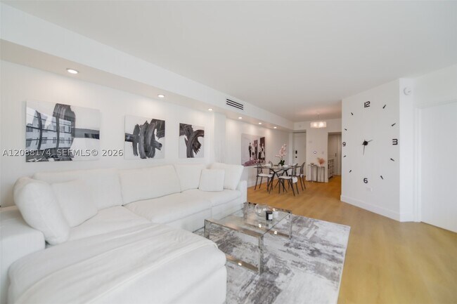 Building Photo - 801 Brickell Bay Dr