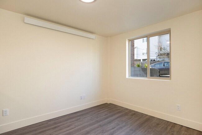 Building Photo - Newly Remodeled 3BR w/ In-Unit W/D, Private Entry & Designer Finishes – Pet Friendly!