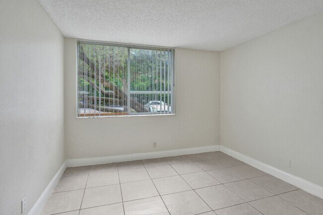 Building Photo - 3 BED/2BATH