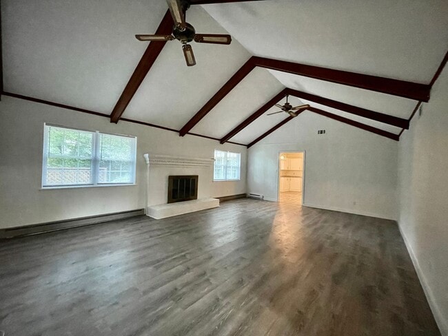 Building Photo - Waterfront Ranch Home - Excellent School Z...