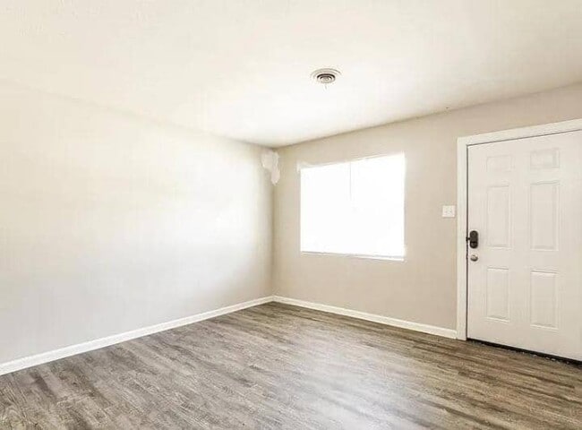 Building Photo - 2910 Dahlia Dr