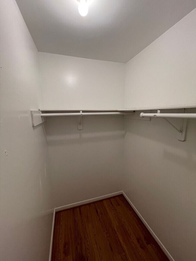 Building Photo - 829 San Saba Dr