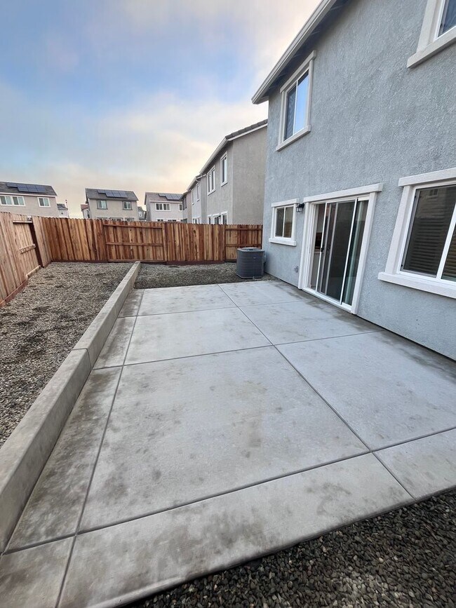 Building Photo - BEAUTIFUL NEW SMART HOME IN WEST ROSEVILLE!!