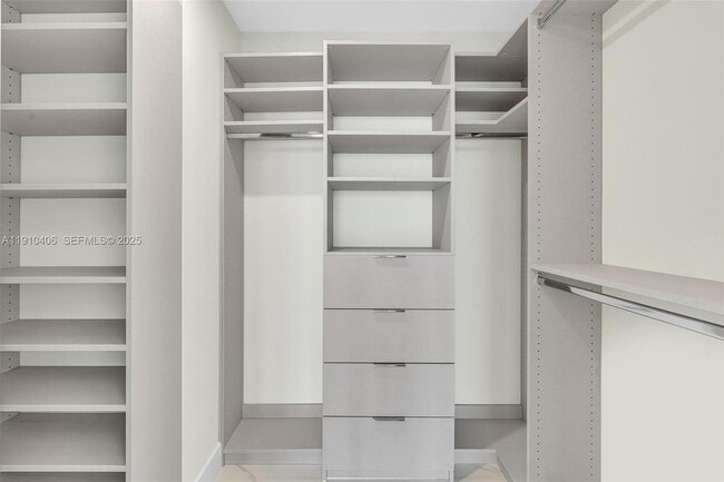 Building Photo - 700 NE 24th St