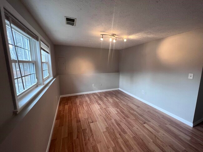 Building Photo - 83 Derryfield Ct