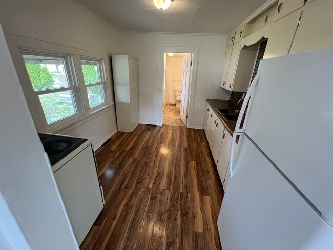 Building Photo - 2 bedroom house, huge 2 car garage, large ...