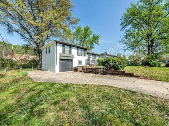Building Photo - Updated 4 Bed 2 Bath Home in Lees Summit-A...