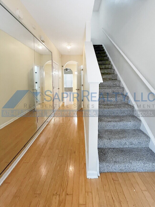 Building Photo - 5000 Lincoln Dr