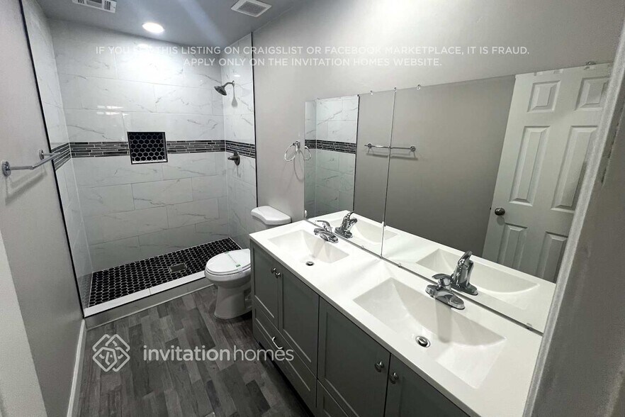 Building Photo - 3520 E Pueblo Ave