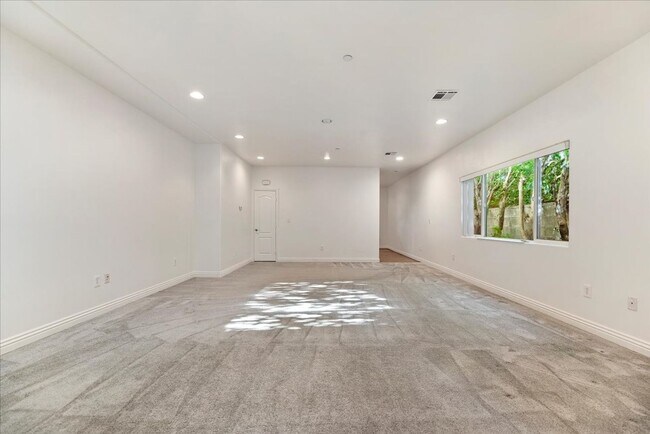 Building Photo - 637 N Fairview St