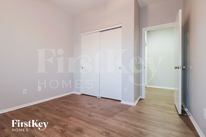 Building Photo - 601 W Elm Ln