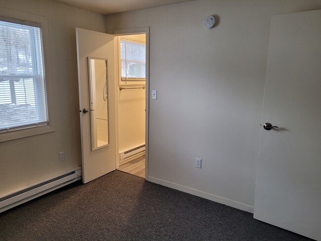 Bedroom with bathroom enterance - 7 Callahan Dr