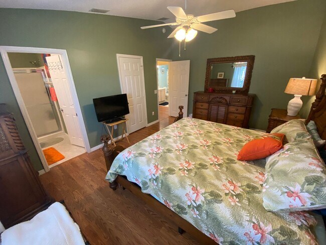 Building Photo - Location, Location, Location - ANNUAL LEASE in the Village of Belvedere