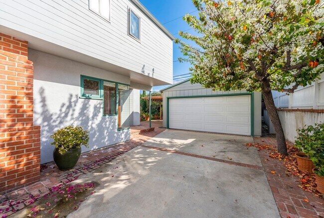 Building Photo - Warm & Inviting Manhattan Beach Rental Home!