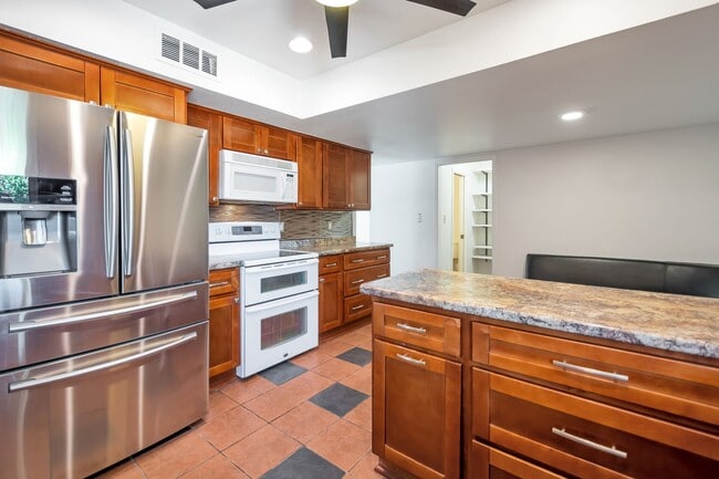 Building Photo - 6 Bed/4.5 Bath Home Close to ASU