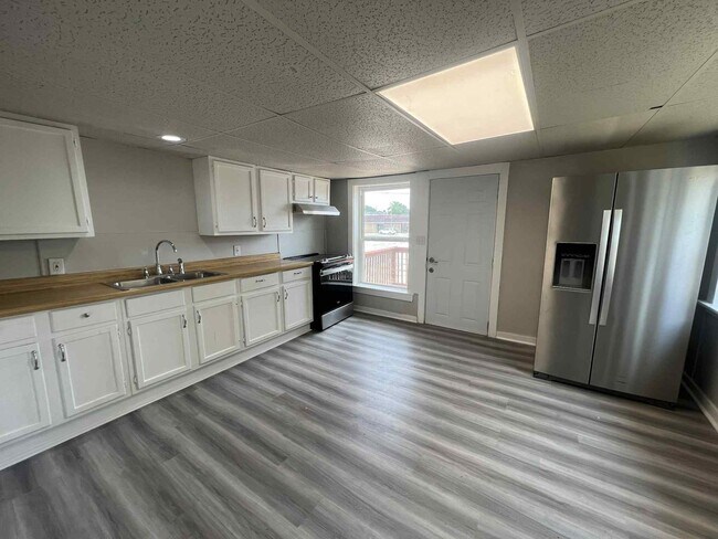 Building Photo - SUMMER SPECIAL: HALF OFF FIRST MONTH RENT!...