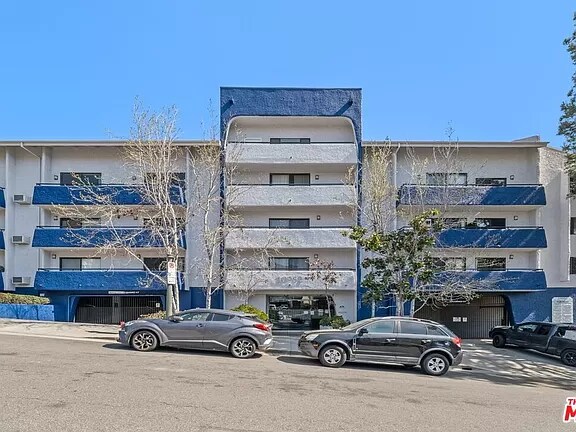 Building Photo - 10982 Roebling Ave