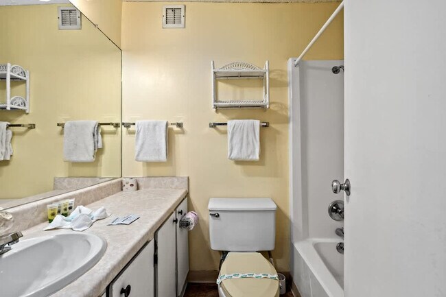 Building Photo - 8817 S Thomas Dr