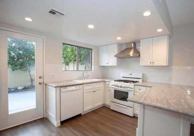 Building Photo - 394 Tava Ln