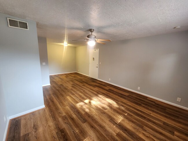 Building Photo - Beautiful 2 bedroom 1 bath 2nd floor condo...