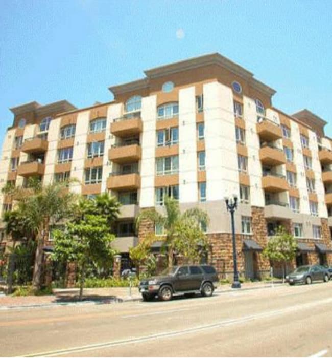 Building Photo - Spacious Condo in East Village area
