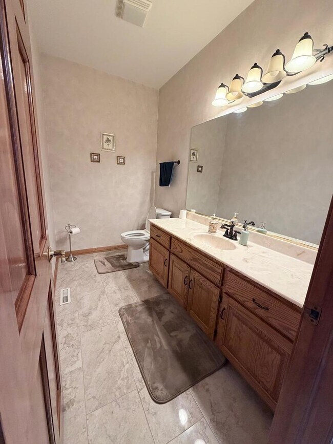 Building Photo - 3823 Sunburst Ln