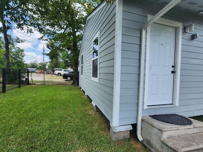 Building Photo - 13733 Duncum St