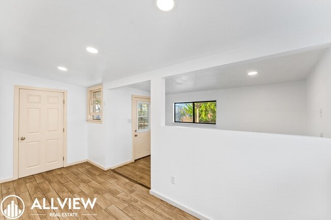 Building Photo - Beautifully Updated 1 Bed/1 Bath Single-Fa...