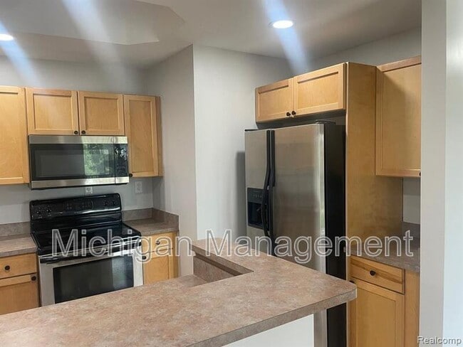 Building Photo - 2721 E Maple Rd