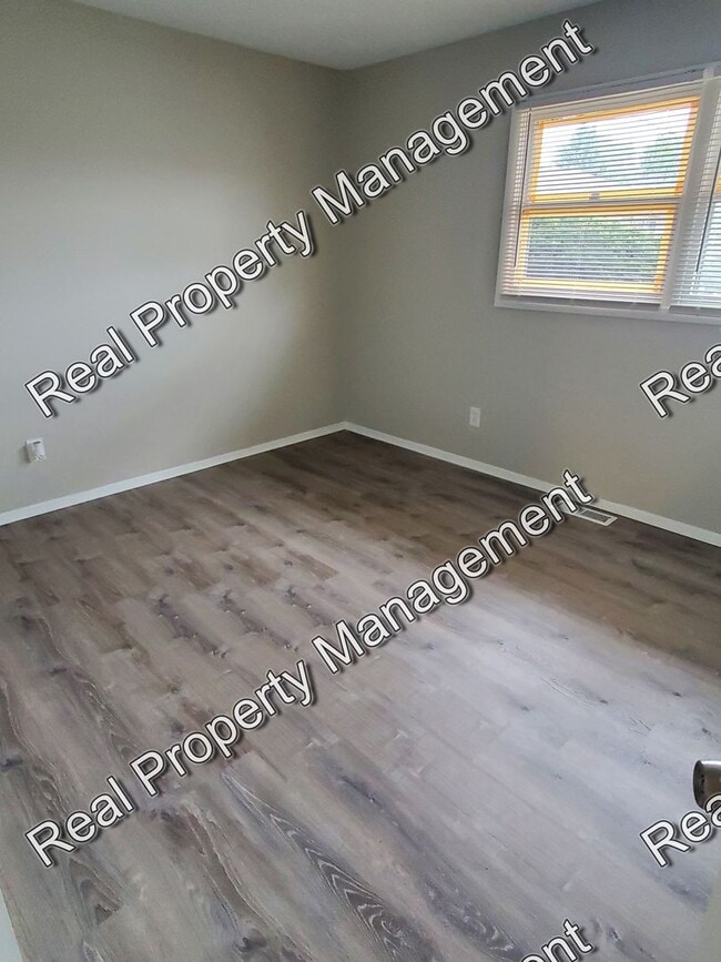 Building Photo - Completely Updated 2 Bedroom Apartment