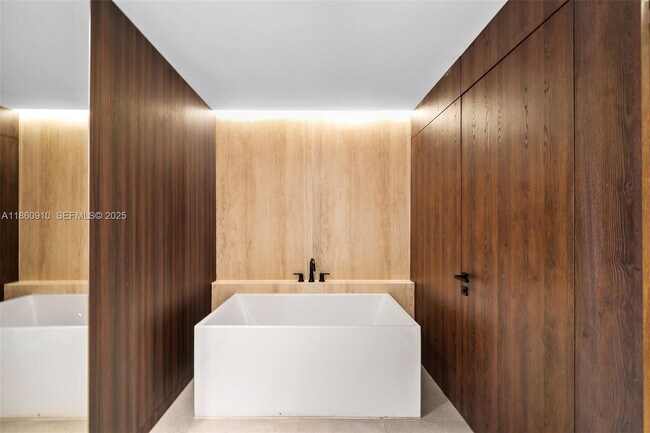 Building Photo - 785 Crandon Blvd