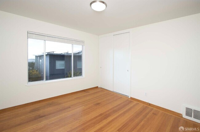 Building Photo - 160 Devonshire Way