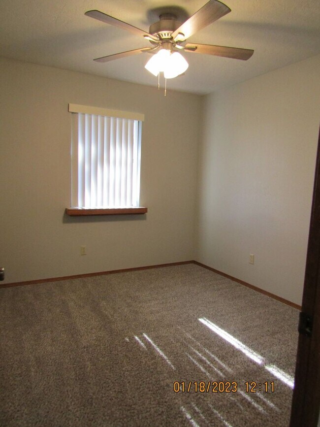 Building Photo - Great Home Located on the Eastside/Sungate...
