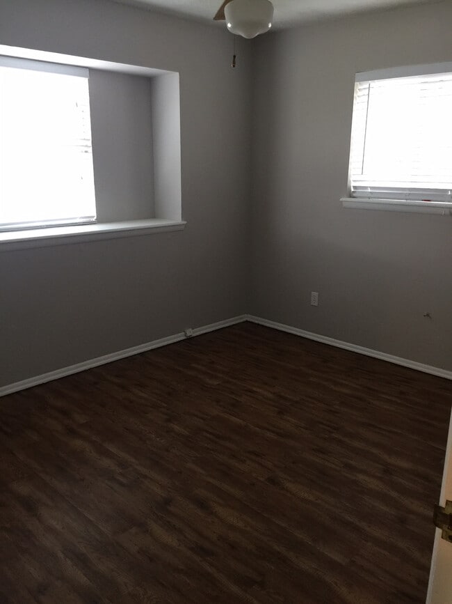 Building Photo - 617 Baer Dr