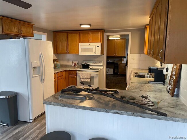 Building Photo - 2434 N Long Lake Rd