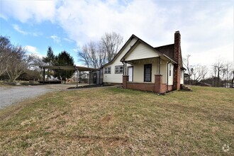 Building Photo - Pet Friendly Home For Rent On Adkins Street!