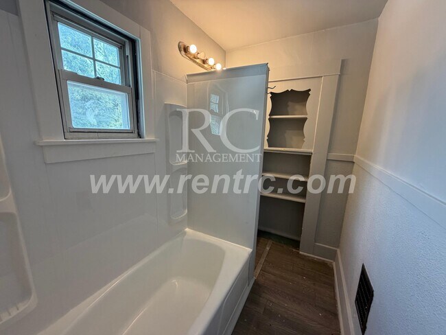 Building Photo - 9 Cronkhite-