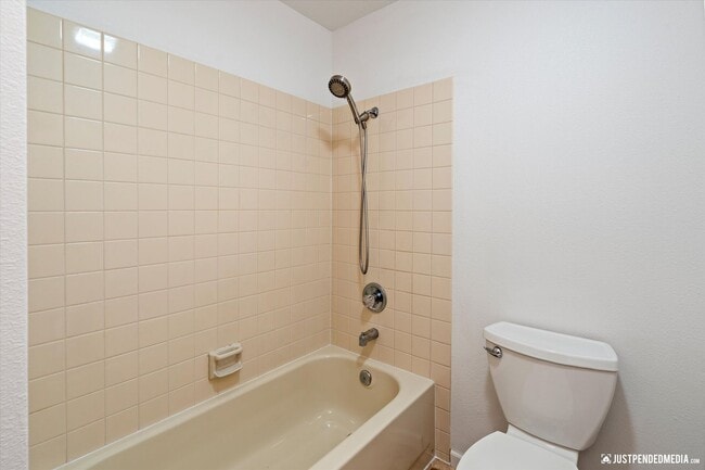 Building Photo - 2 Bed/ 2 Bath / Garage - Anchorage Condo!