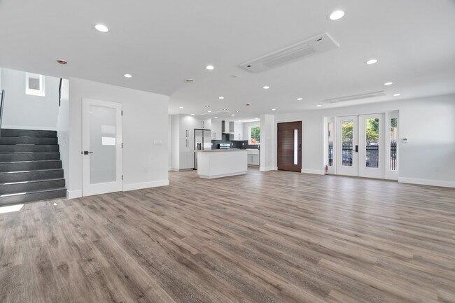 Building Photo - Spacious 3BR NoHo Home w/ Luxury European Finishes