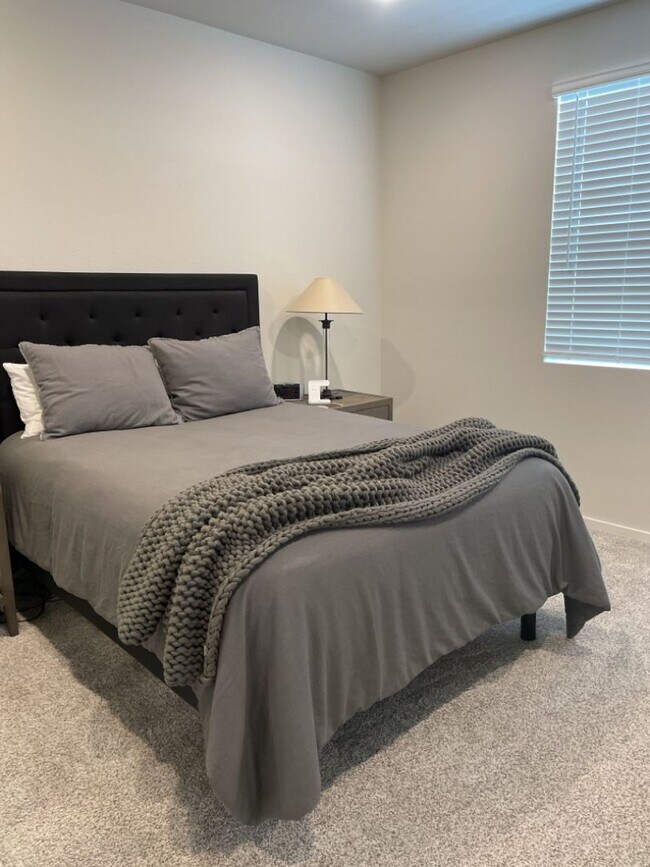 Building Photo - Newer 2 Bed / 2 Bath 2nd Floor Condo w/ 2 Car Garage