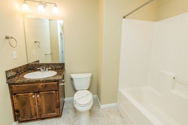 Building Photo - Spring's Here - So Is Your New Home! • 3BD Townhome • Gresham