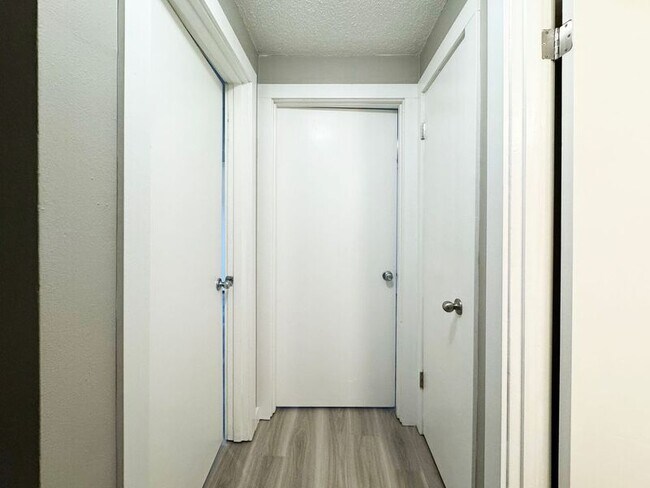 Building Photo - 1117-B W 6th Ave