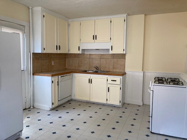 Primary Photo - 16 Harrison St